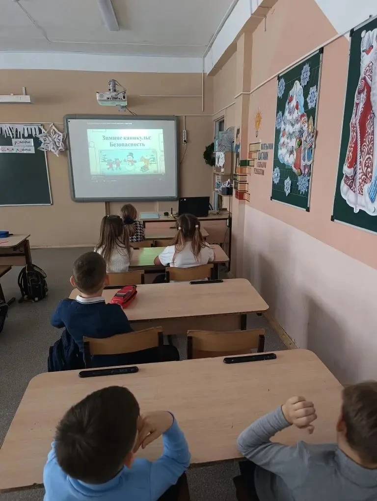 Чтобы каникулы были безопасными! 🧯🎄  Перед каникулами у нас в 1"В" был очень важный и интересный уро