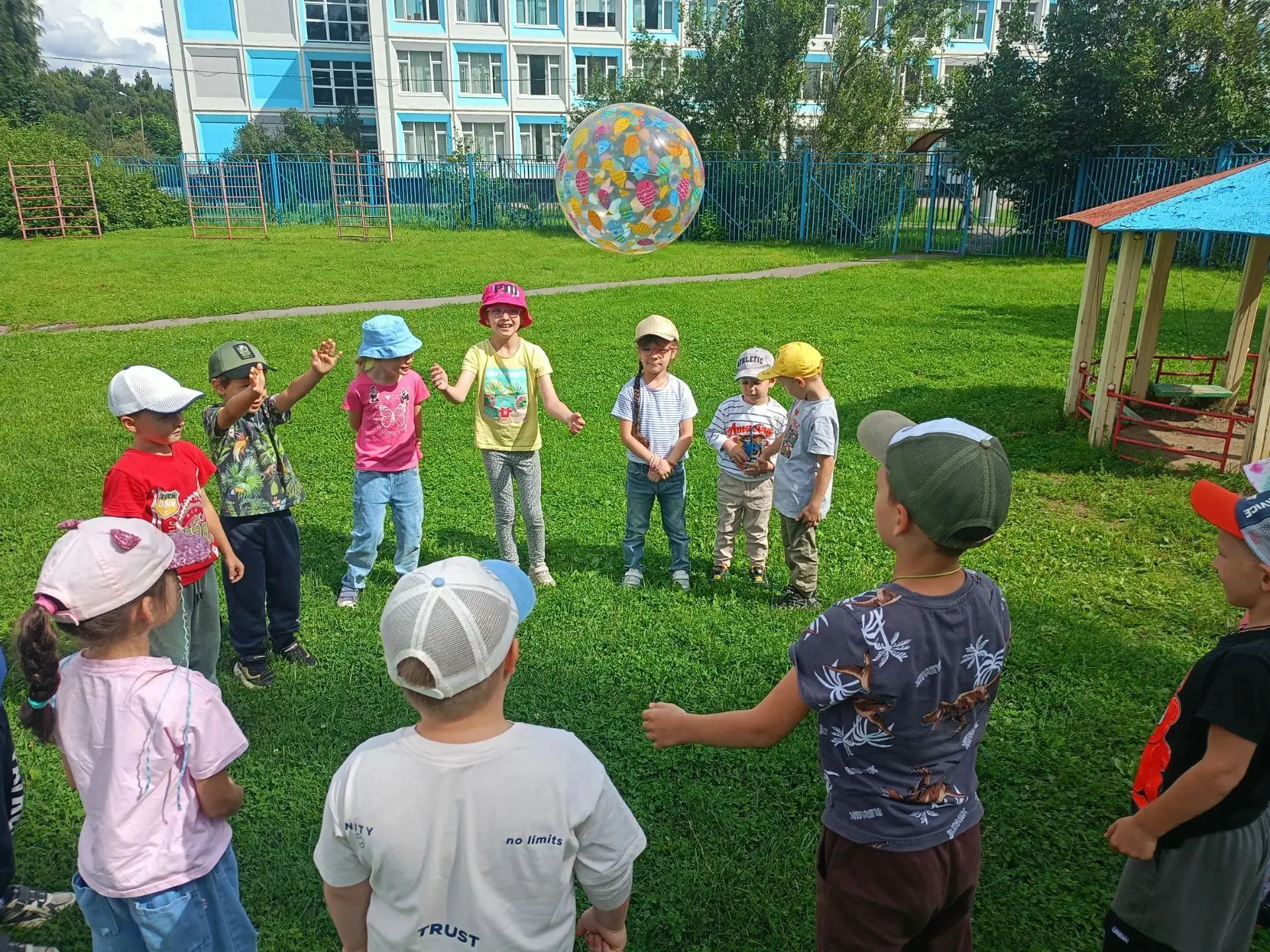«Мой весёлый звонкий мяч»: игромарафон на летней прогулке в корпусе 1119 

☀️Лето замечательная пора