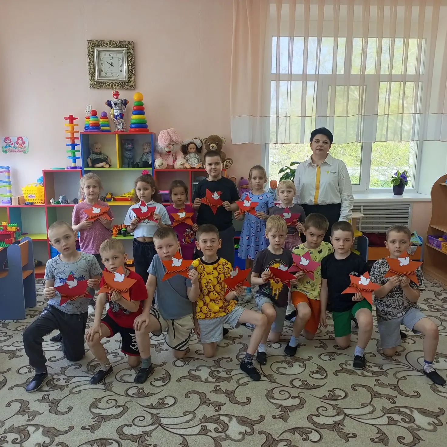 День Победы - праздник мужества, чести, отваги, напоминание о том, как важно быть едины...