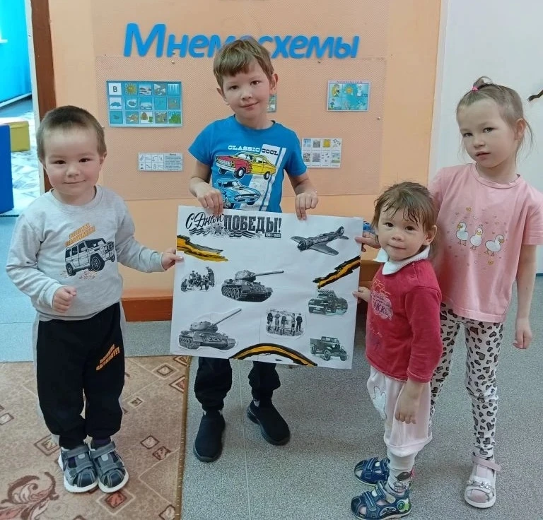 В детском саду прошла тематическая неделя "Мы помним, мы гордимся!". Дети слушали рассказы о героях 