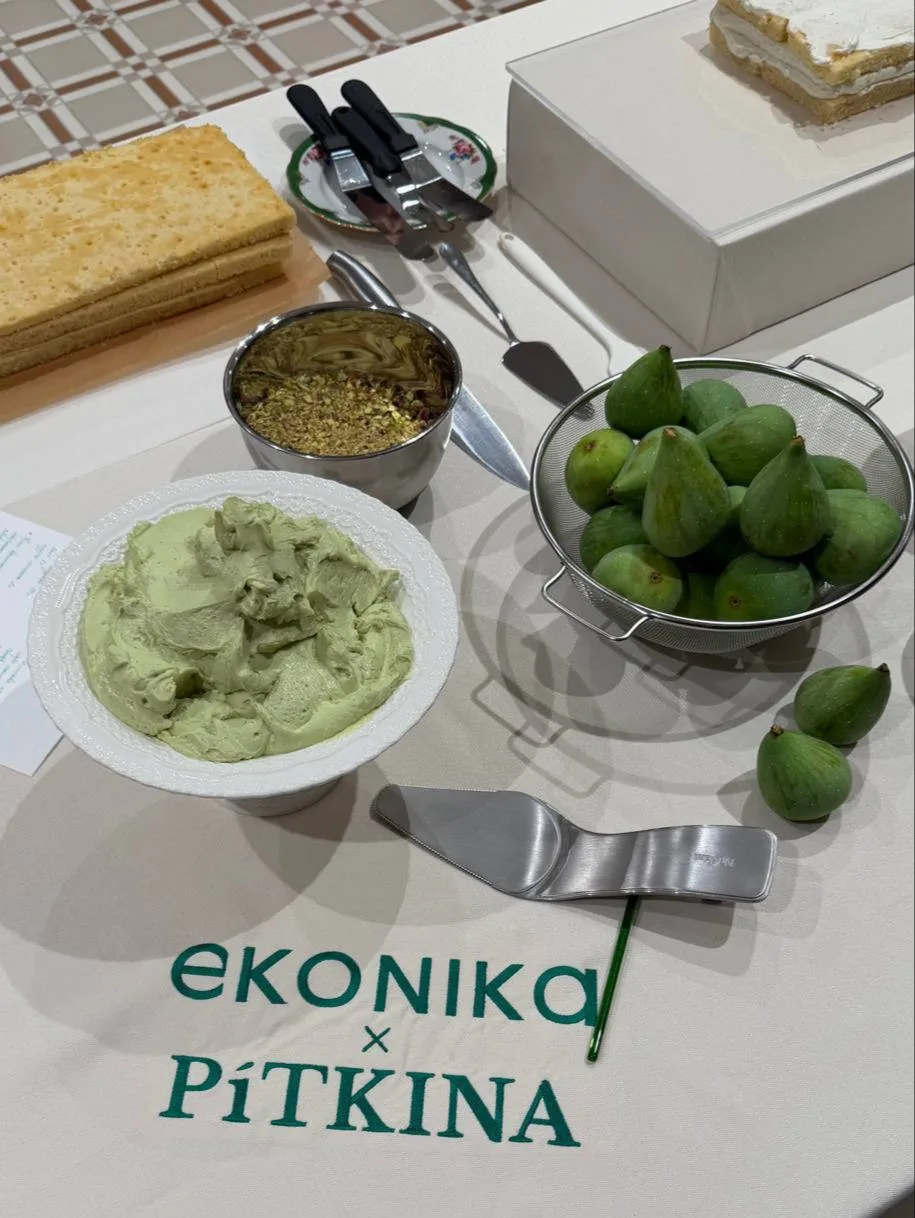 Лопатка для торта в виде туфельки на презентации коллаборации Pitkina × Ekonika - so sm...