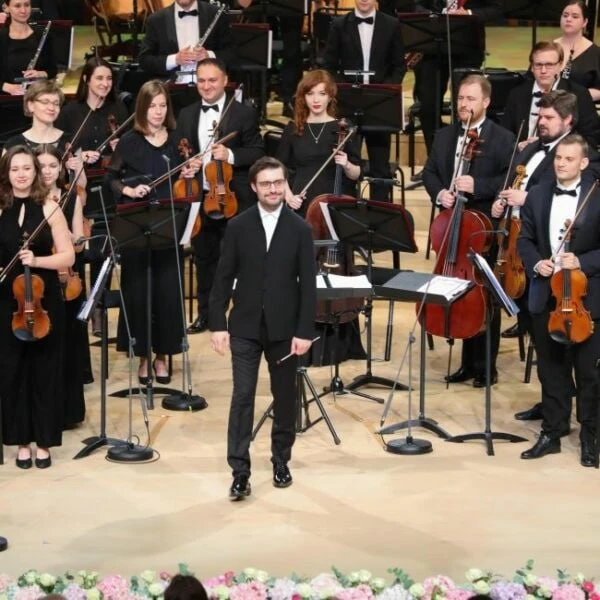 🎶Летний музыкальный фестиваль «Зарядье» 

В течение месяца зрителей ждут более тридцати концертов: 