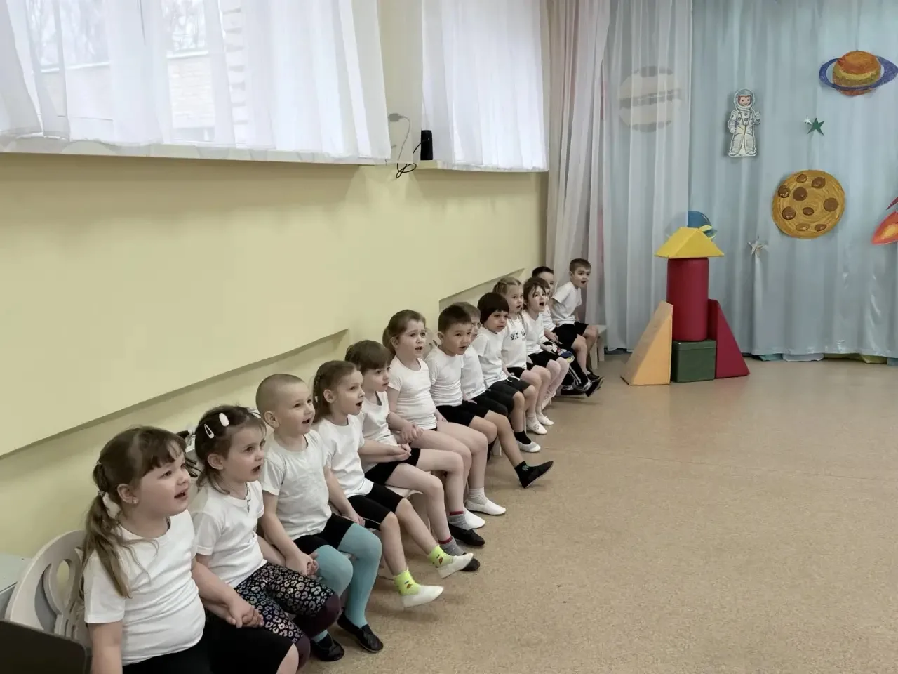 🚀 Двигательный досуг «Путешествие в космос» в средней группе дошкольного отделения 26 🌕🪐🌎  Наши мале
