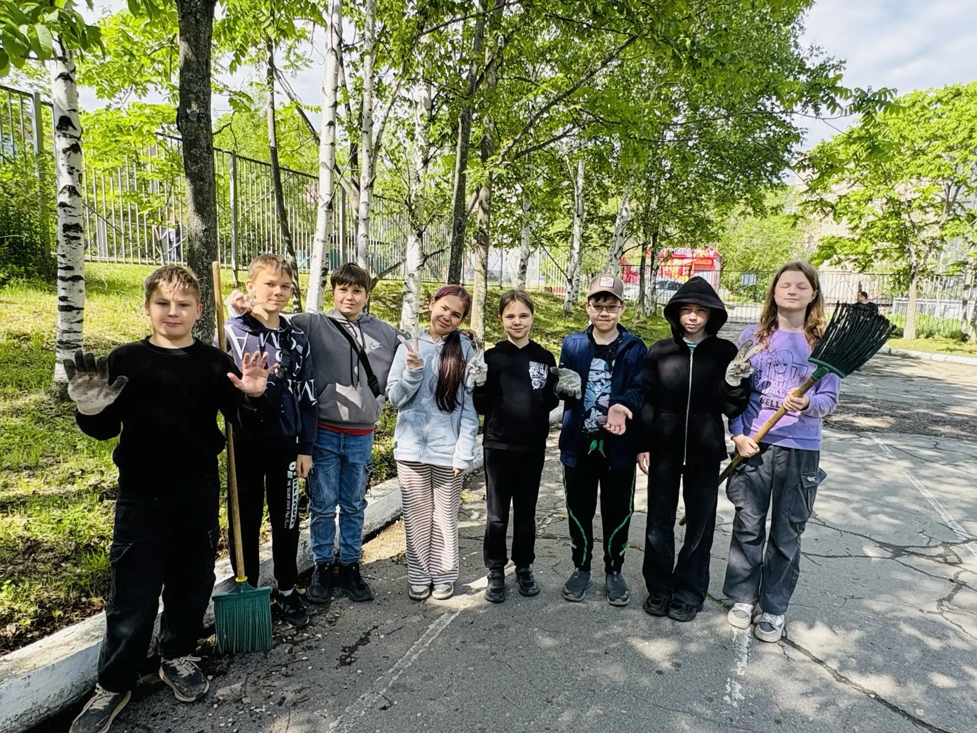 🌞 Сегодня выдался замечательный солнечный день! Наши трудовые отряды поработали на славу:

🌸 «Зеле