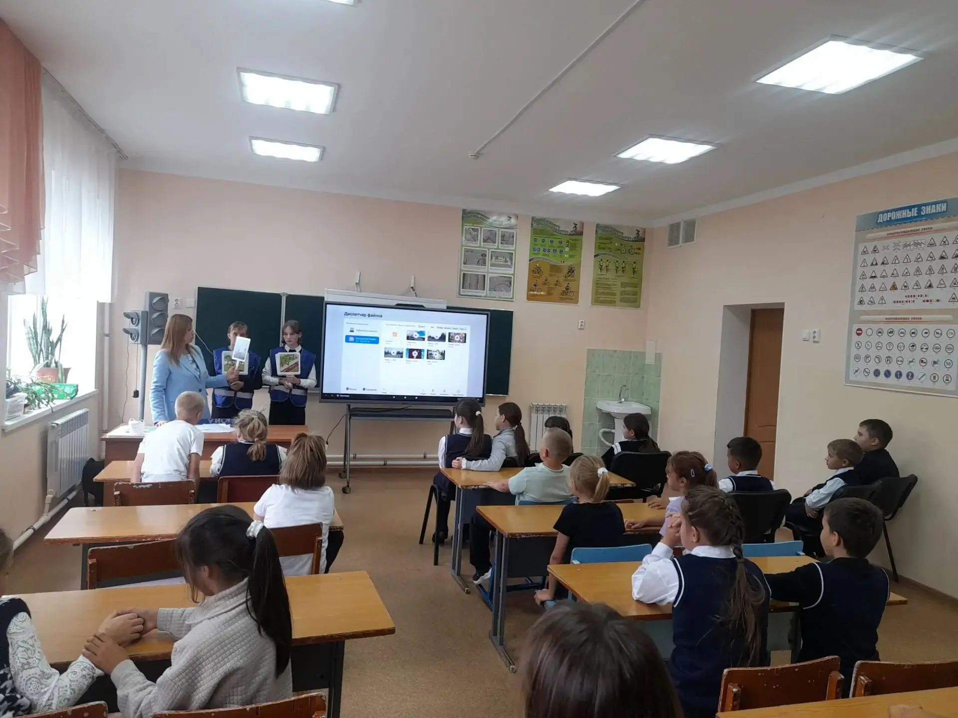 🚦 «Внимание, дети!»: юные инспекторы провели урок безопасности в Кураловской школе! 🚸