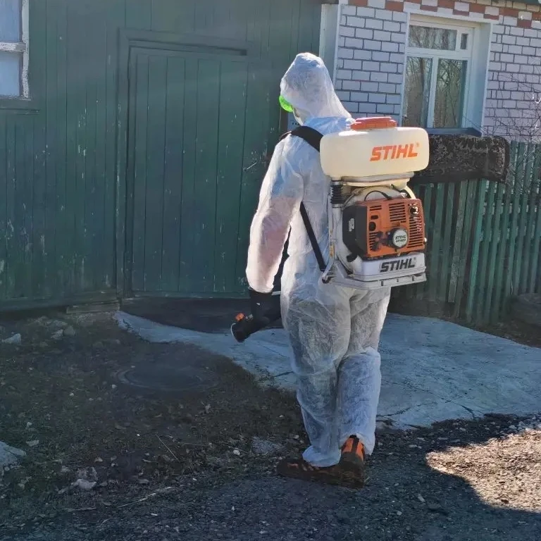 На улице Луговой продолжаются работы по очистке придомовых территорий от мусора, который остался пос