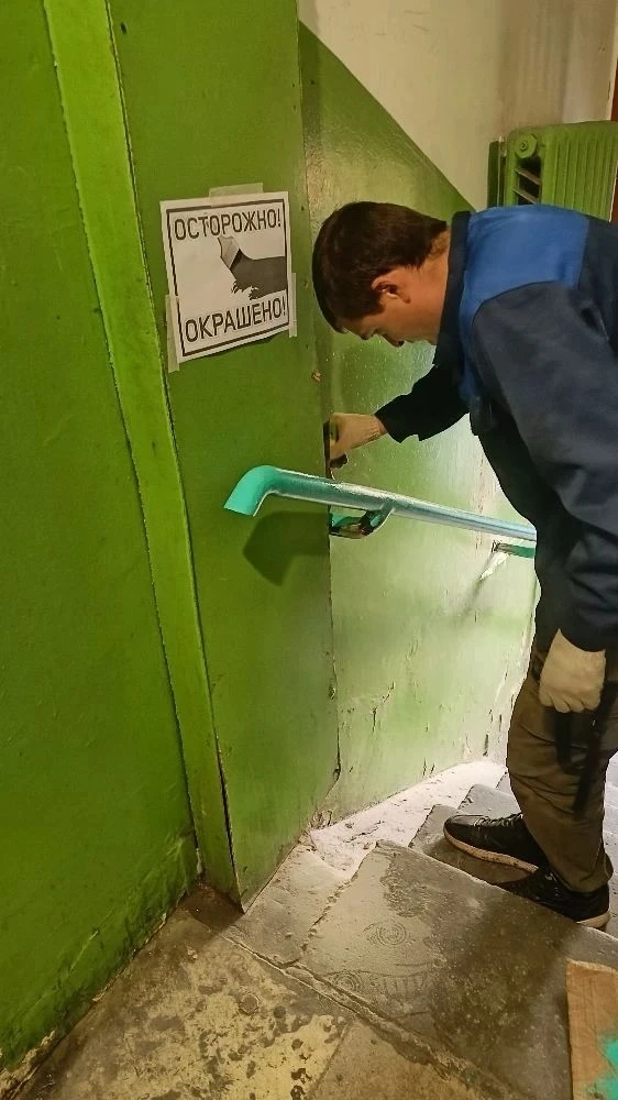 Завершили изготовление, покраску и установку поручней по трём адресам: