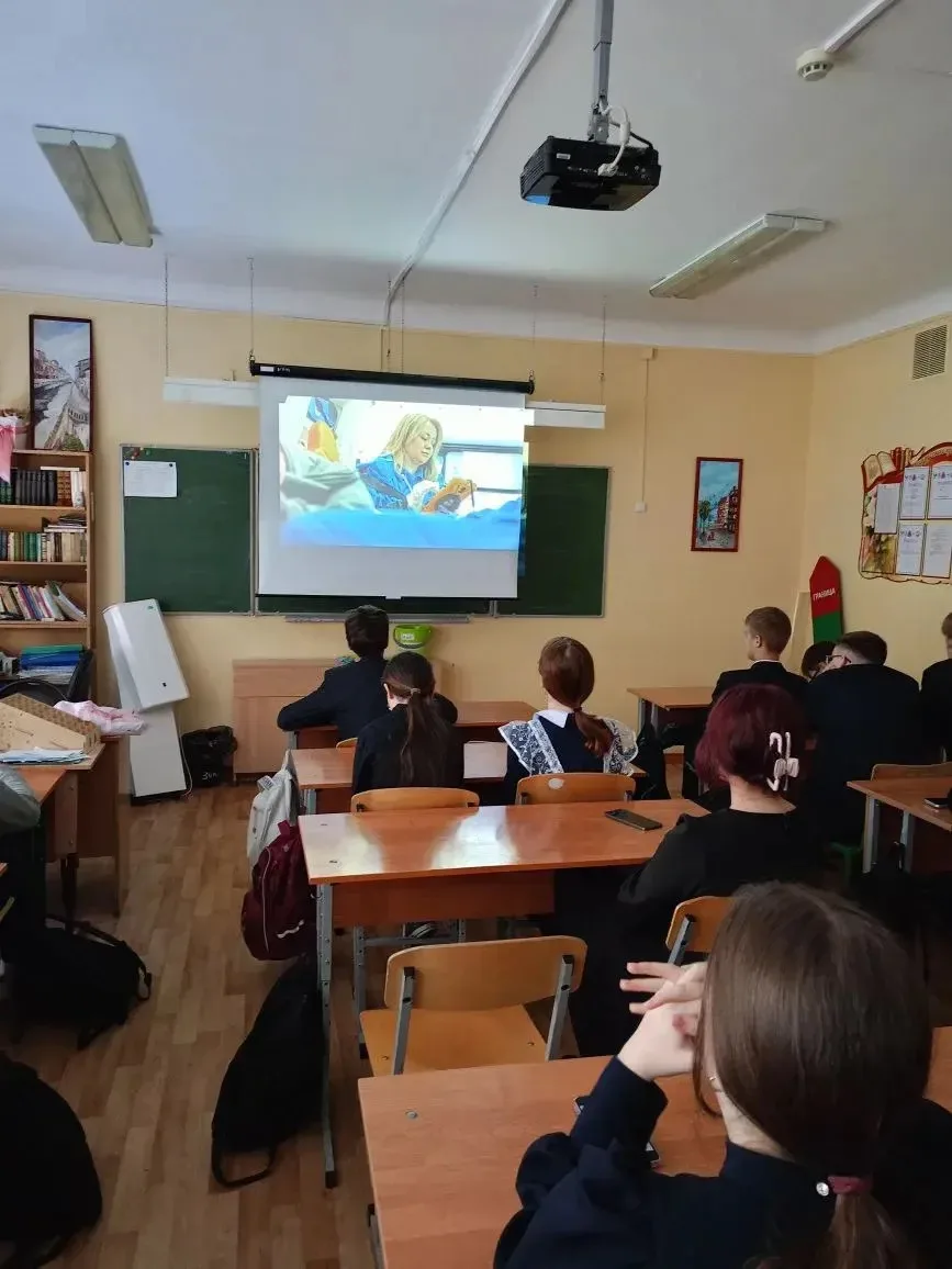 Новая учебная неделя стартовала с традиционной линейки и исполнения гимнов Российской Федерации и Ре