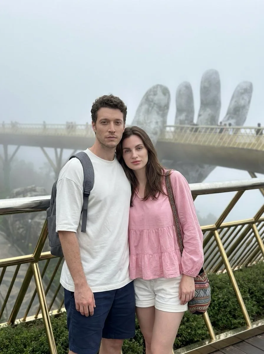 🖼 Man and woman stand on a viewing