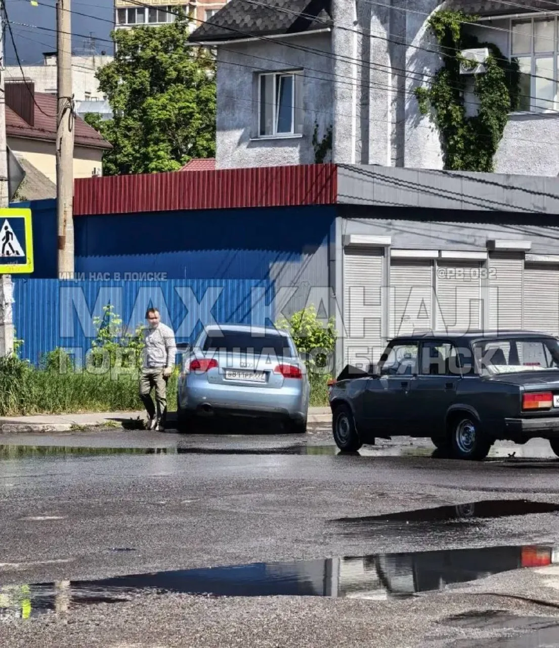 Пишут: Сзади БУМа , как всегда бьются, главная была у ауди, дед на семерке выехал и ударил машинку. 