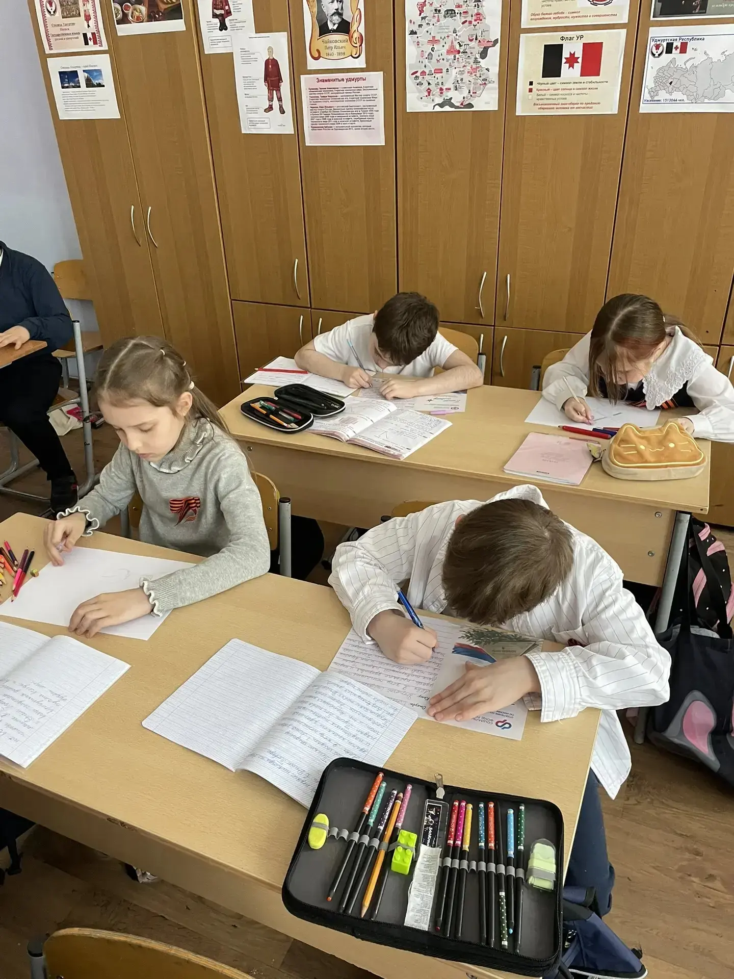 🎆 Акции «Георгиевская ленточка» и «Письмо солдату» стартовали в нашей школе!  Первыми присоединились
