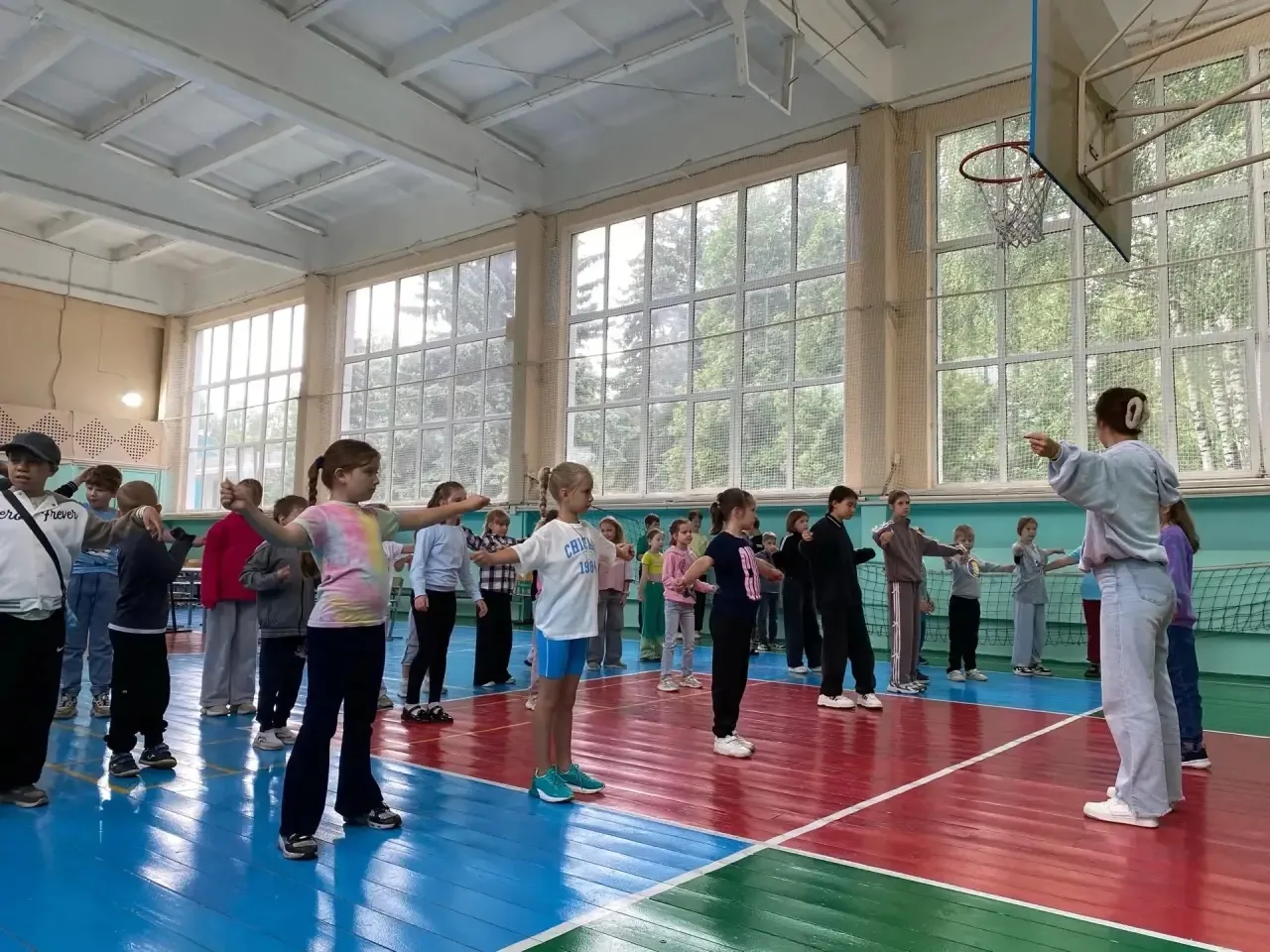 Сегодня утро в школьном лагере традиционно началось с зарядки 🤾🏼‍♀️💪🏻
