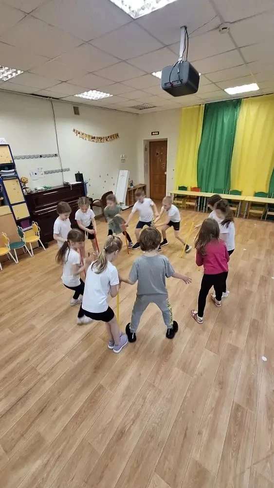 Игровое упражнение «Шагай, палку не роняй»