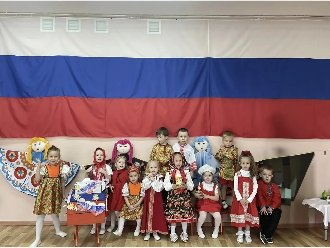 День России 🇷🇺 

Нам надо просто по-русски жить: Россию преданно любить❤️