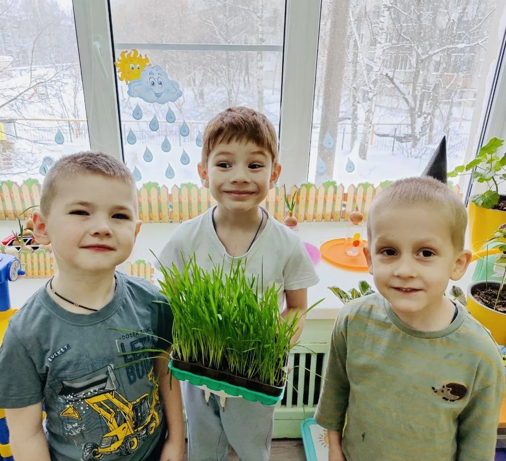 Рубрика "Огород на окне".

Прошла ещё одна неделя, пора заглянуть 👀в нашу "луковую лабораторию".🧅
