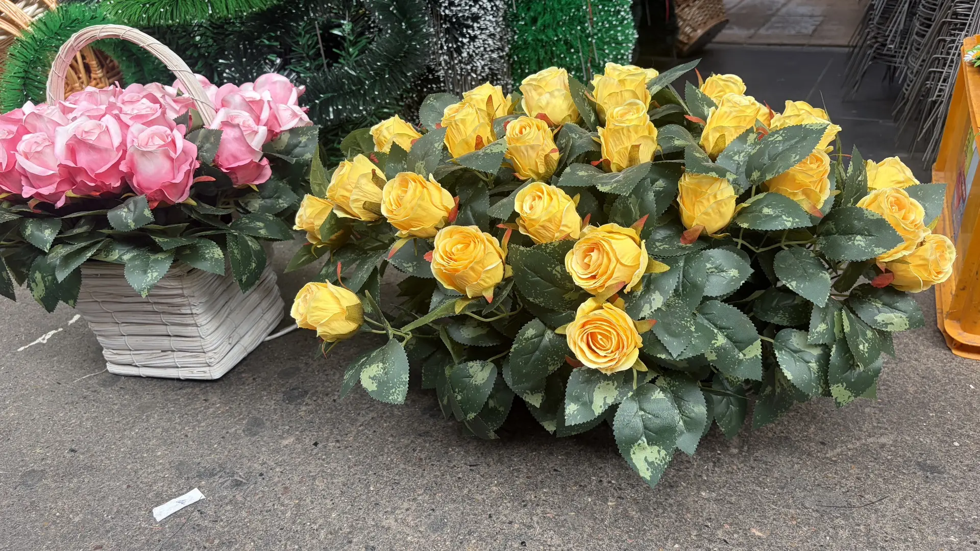 Корзина с цветами для возложения