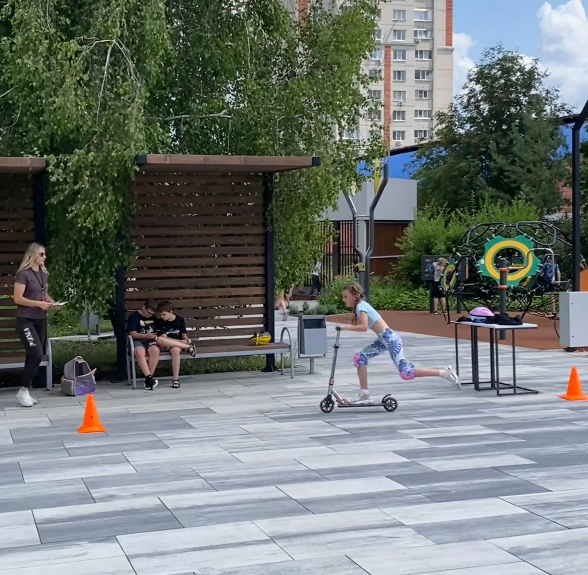 🛴Отважные самокатчики!

Сегодня в нашем «Родничке» ребята не только весело провели время, но и узна