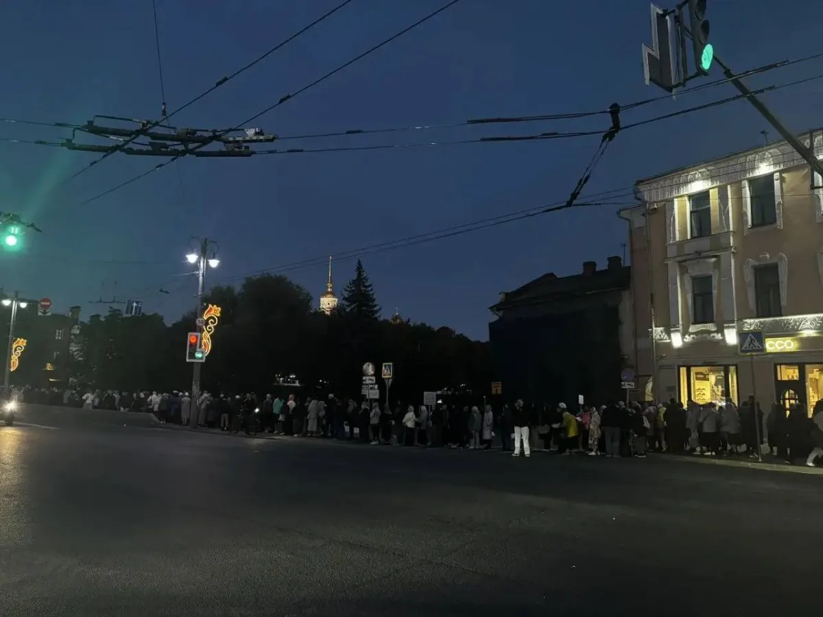 Владимирцы и гости города выстроились в длинную очередь, чтобы поклониться мощам Спирид...