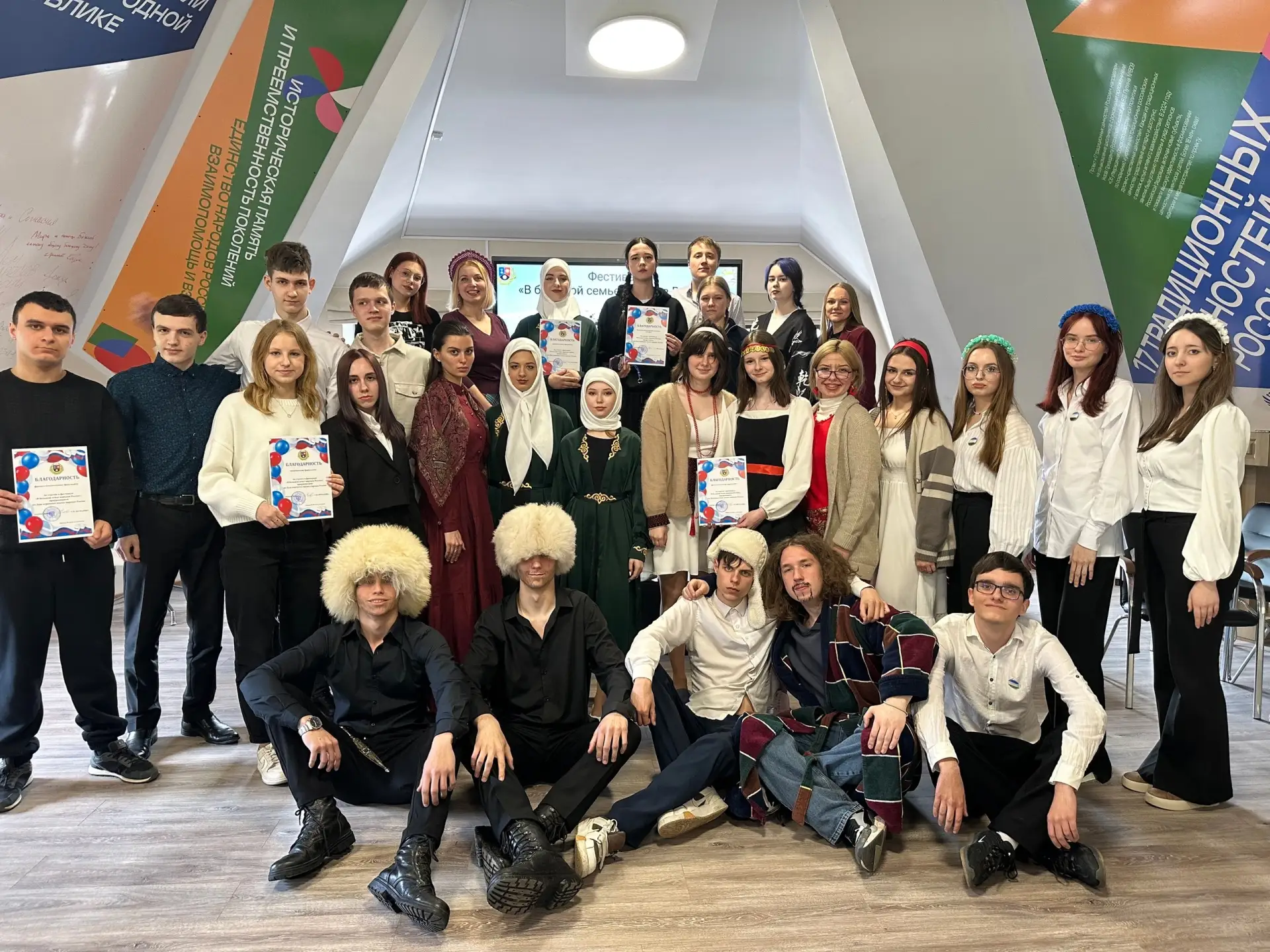 Студенты ДонГУ провели фестиваль «В большой семье народов России»  🌇 29 апреля в донецком филиале До