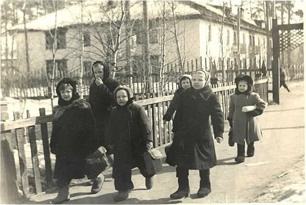 По дороге к школе №8. г.Краснокамск. Конец 50-х гг. Фото Ирины Буториной(Тучиной)
