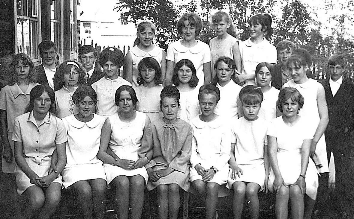 Выпускники Волошской школы на снимке из 1960-х ⚡