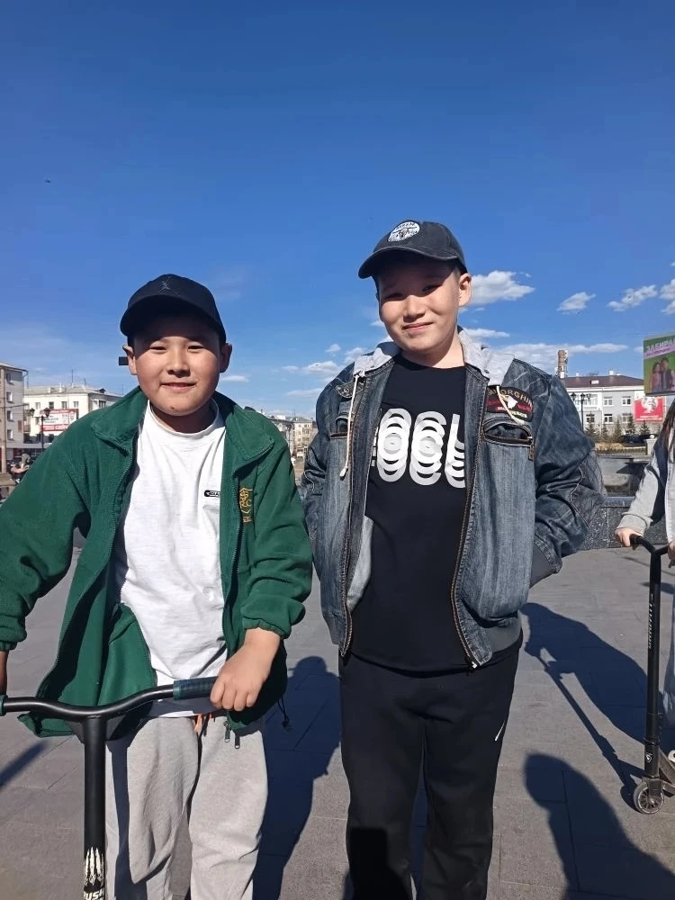 Вчера наблюдала такую картину, как две девочки кидали в фонтан обертки от мороженного. Я им сделала 
