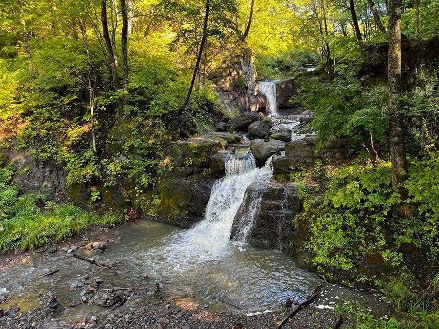 Шум водопадов зовёт вас…
Откликнитесь на зов «Кравцовских водопадов», приезжайте, чтобы лицезреть ра
