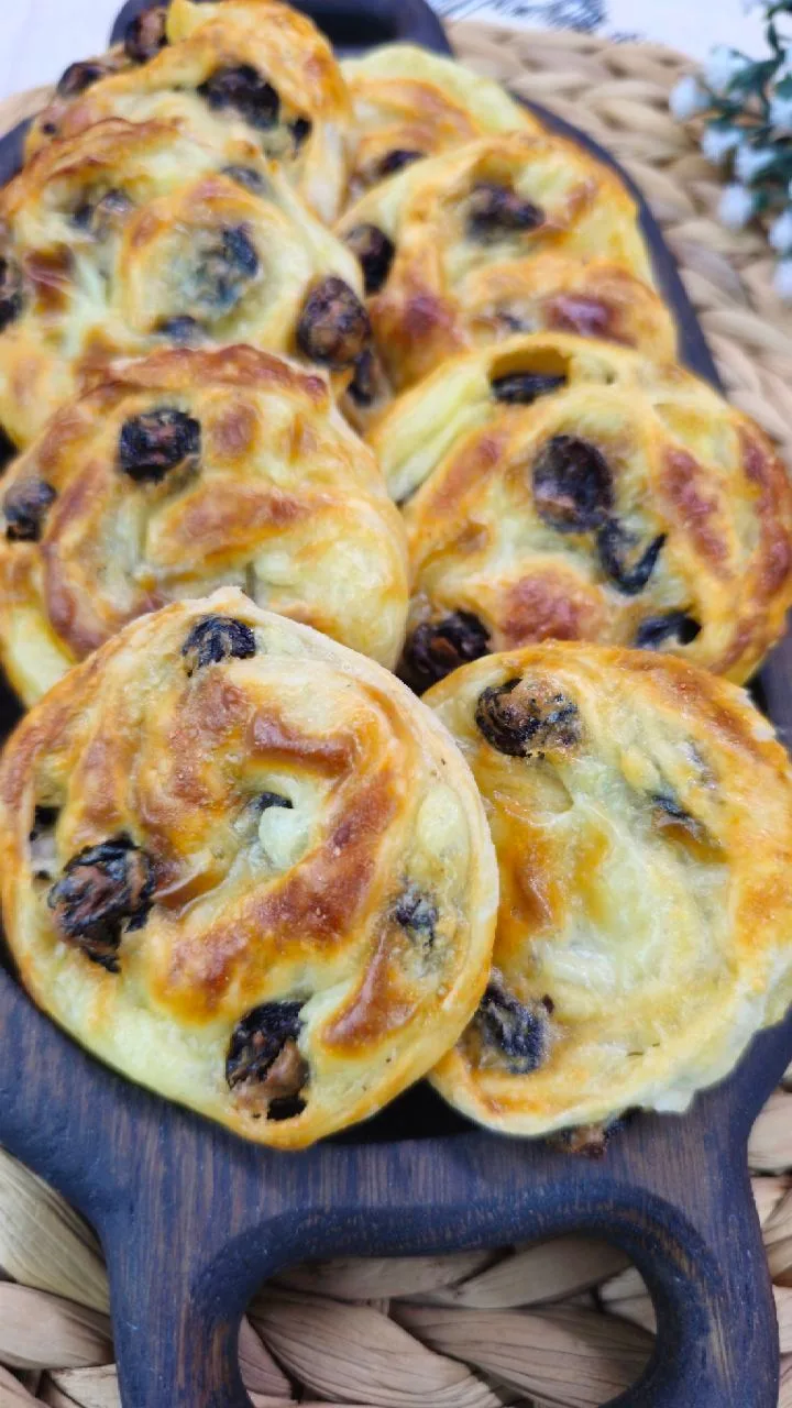 Вкуснейшие слоеные булочки с кремом и изюмом