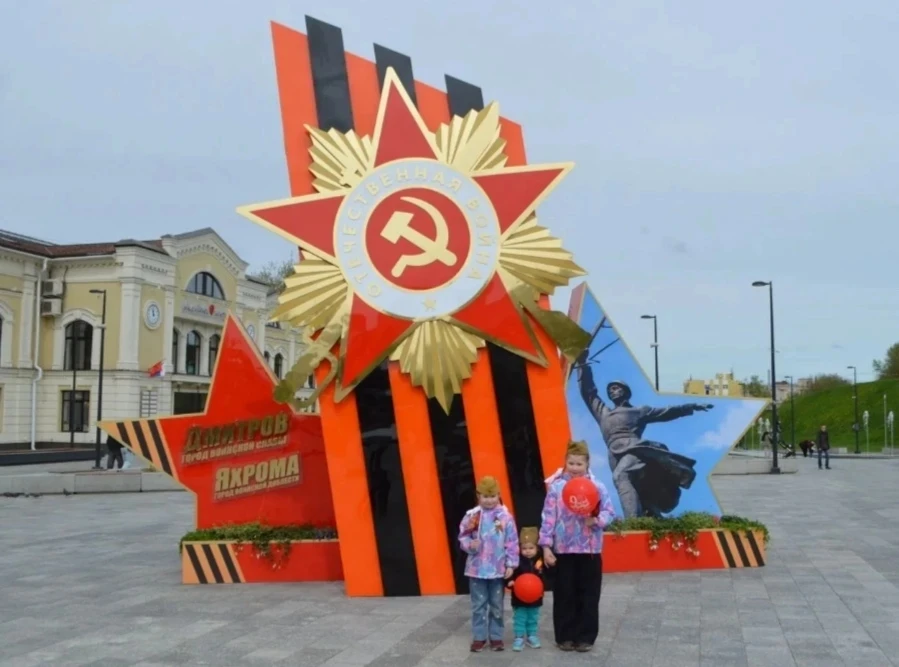 Семья Максимовых приняла участие в забеге "Помню. Бегу. 81". Дистанция 1418 м.  Молодцы!