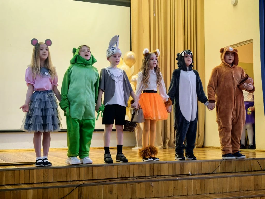 🎭✨ Занавес закрыт, но аплодисменты не стихают!   🌟 В нашей школе завершился ежегодный театральный фе