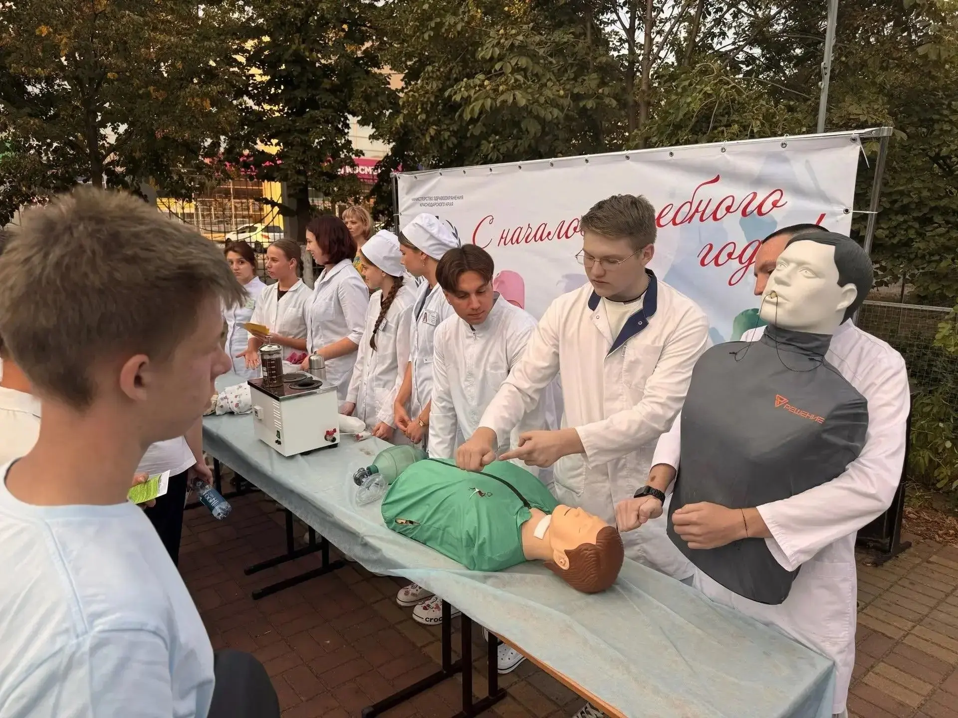 🏥Профориентация в действии: студенты Кропоткинского медицинского колледжа знакомят шко...