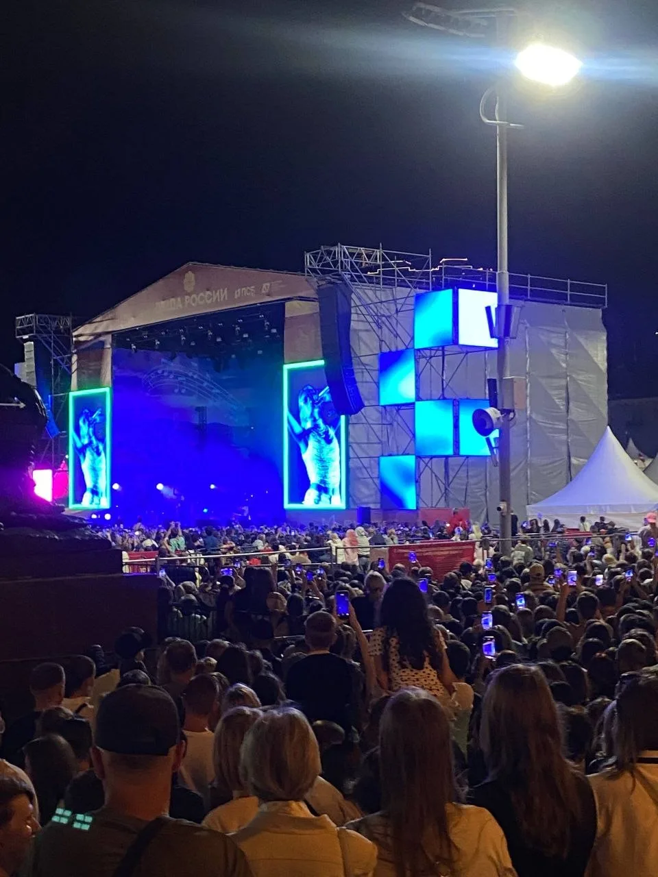 Концерт в первый день ВЭФ собрал около 50 тысяч человек на центральной площади Владивос...