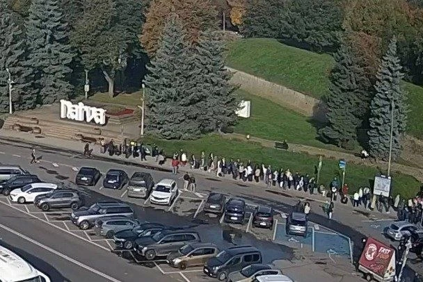 На российско-эстонской границе очереди. Многие провели ночь у пункта пропуска «Нарва-Ив...