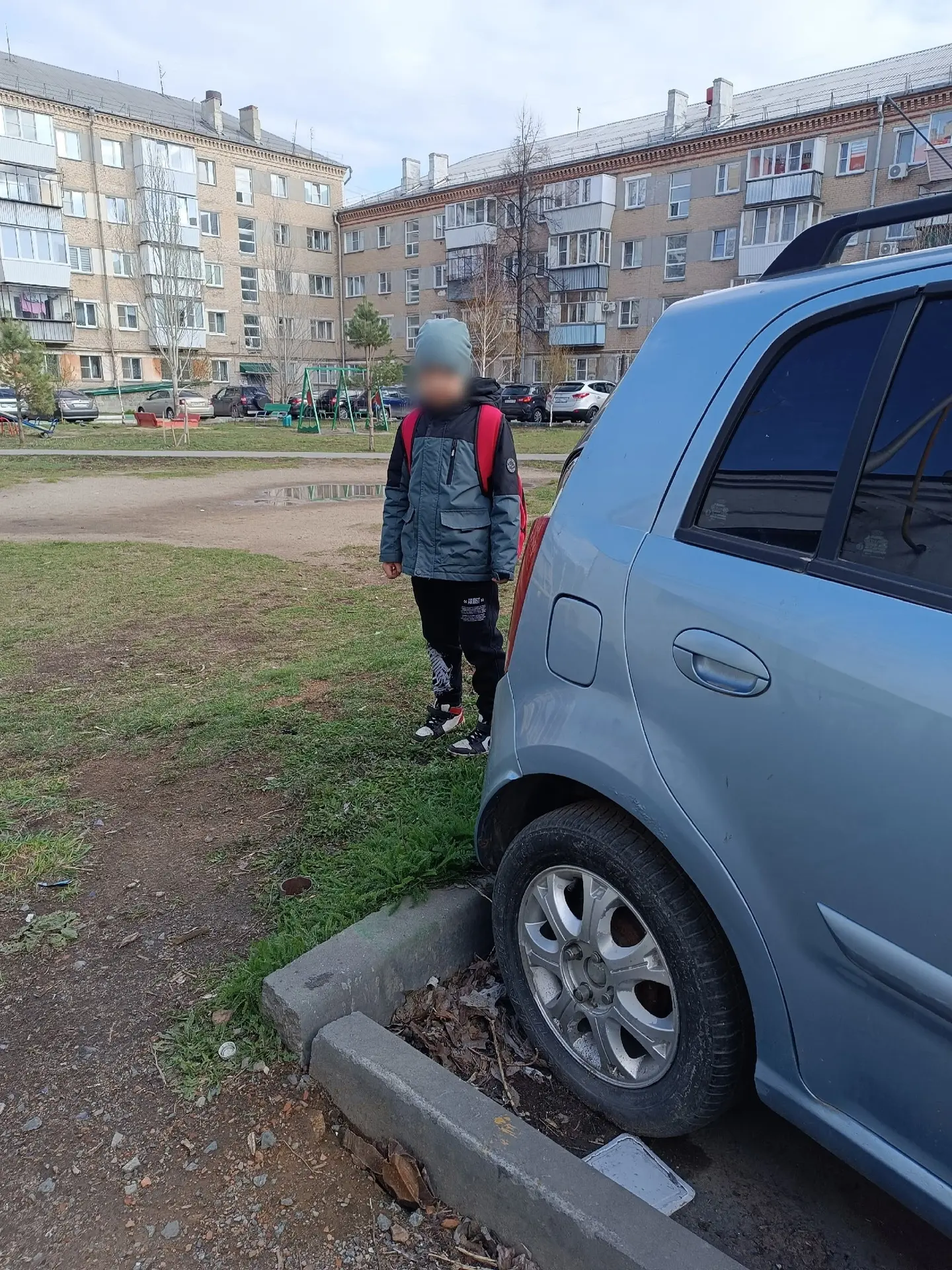 ❗️Обращаюсь к родителям данного ребёнка, который повредил автомобиль (разбита фара) и пытался снять 