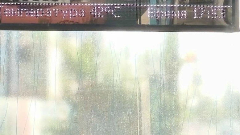 До +42°C на городских остановках  Сегодня термометры на городских остановках показывали до +42°C.  📍