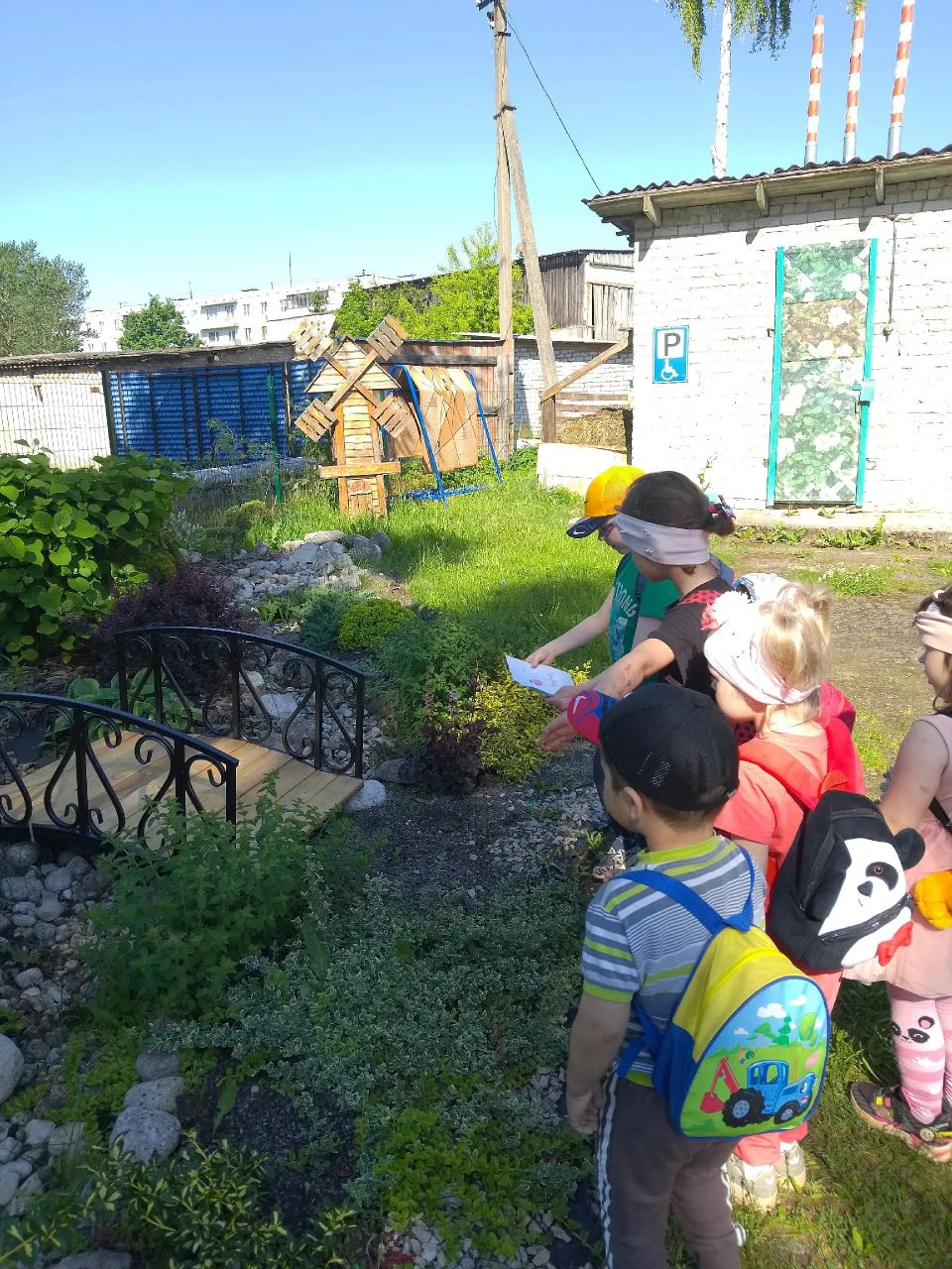 Утро наших малышей началось с волнующего сбора рюкзаков 🎒, ведь сегодня нас ждал насто...