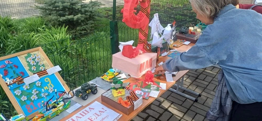 🎨 Солонешенский Центр детского творчества представил выставку ко Дню Победы