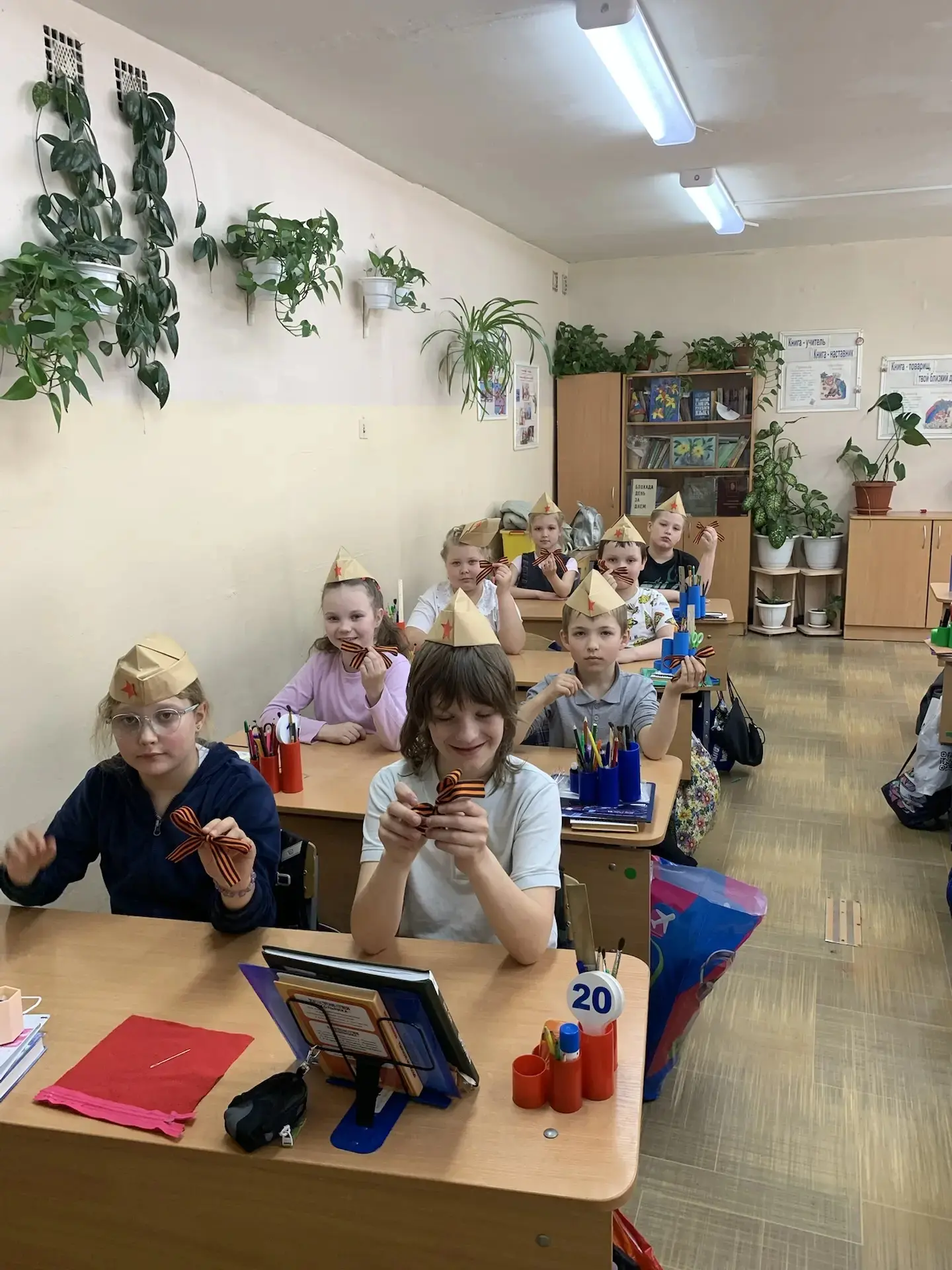 Сегодня во 2в классе состоялся мастер-класс по изготовлению пилотки! Ребята узнали исто...