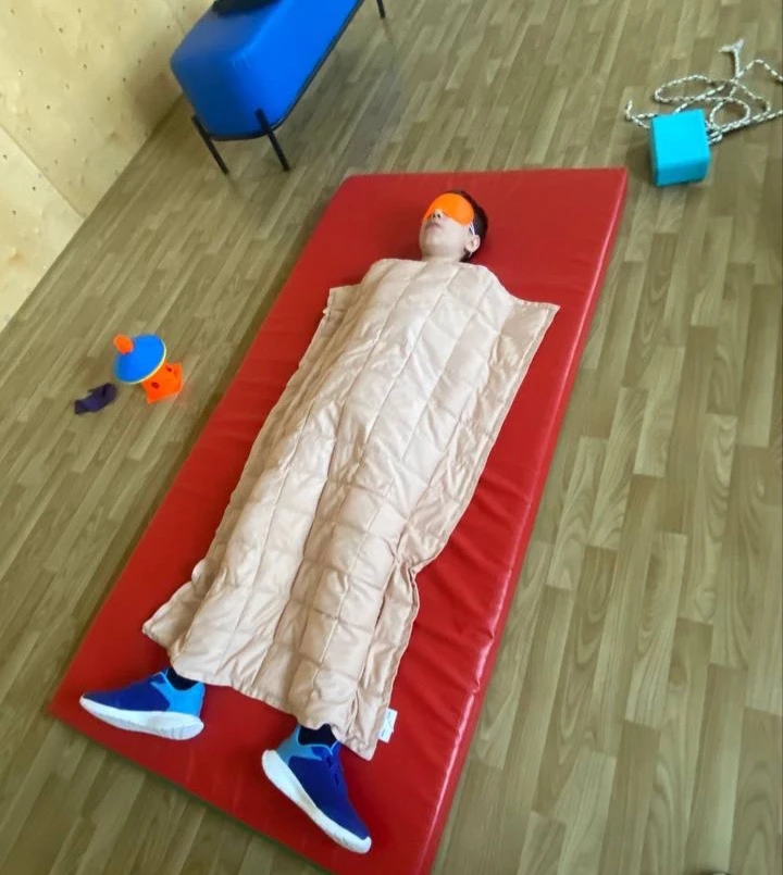 ⏰💤 Расслабление после физической нагрузки: утяжеленные одеяла для детей с РАС и СДВГ