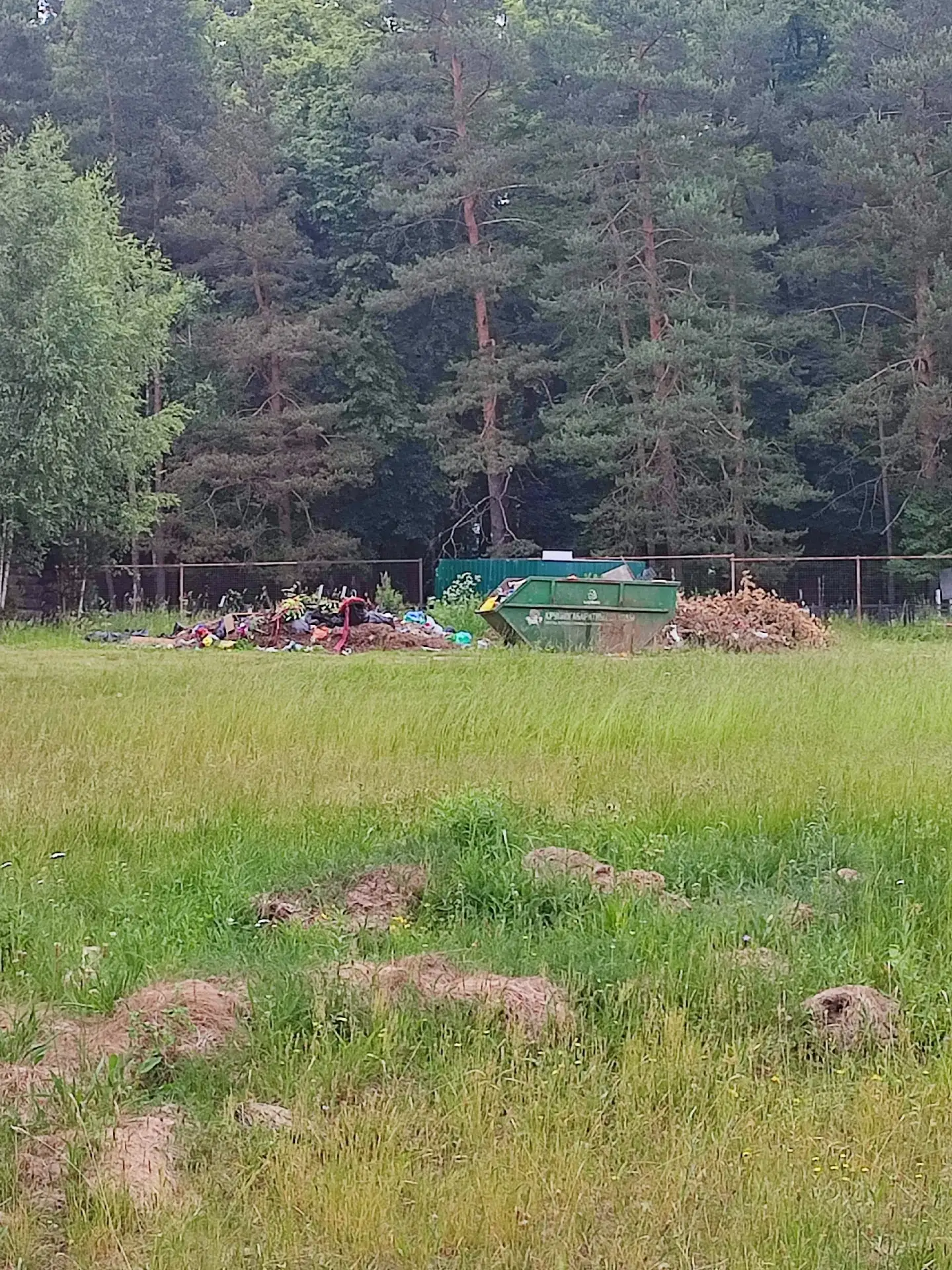 Сново Здехово Щелковский район на проводе! Снова никто не убирает мусор вокруг кладбища . При чем му
