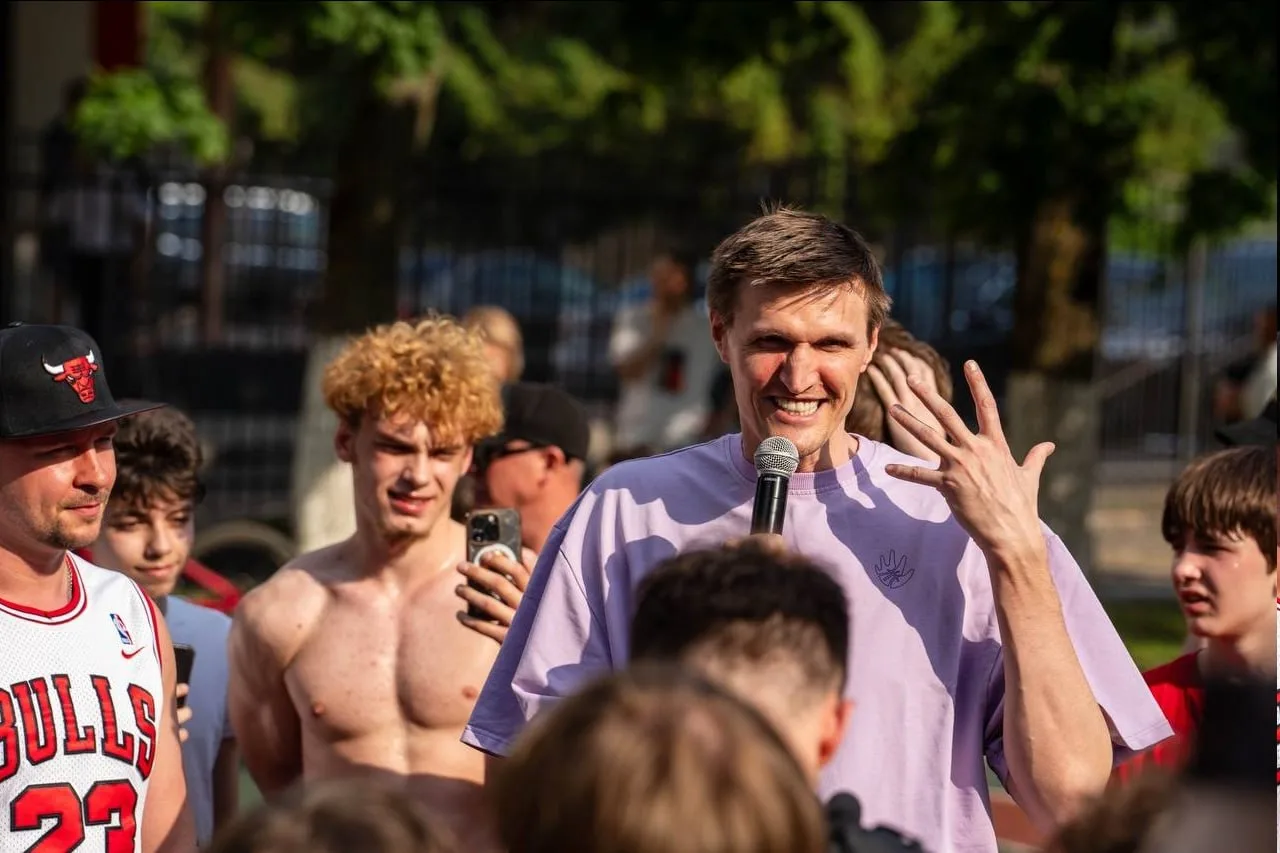 🏀 Легенда НБА Андрей Кириленко приехал в Липецк на открытие новой баскетбольной площадки  В Липецке 
