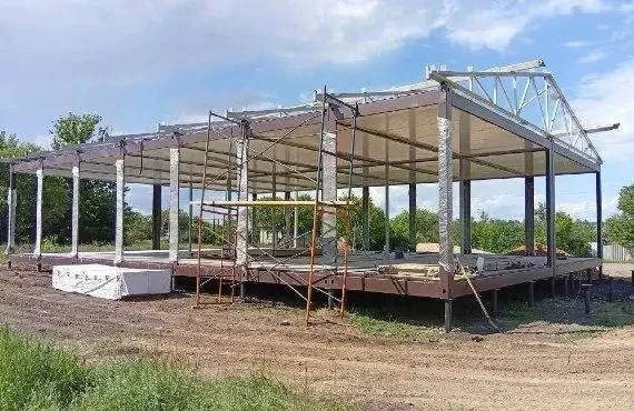 🚧 В селе Литвиновка Беловодского МО продолжается строительство новой врачебной амбулатории при подд