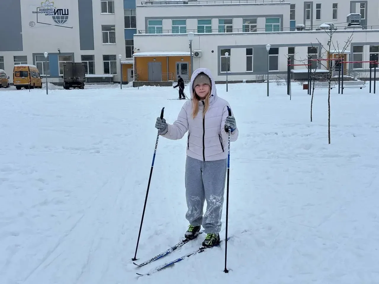 ФИЗКУЛЬТУРА НА СВЕЖЕМ ВОЗДУХЕ — ЭТО ЗАРЯД ЭНЕРГИИ И БОДРОСТИ!  ⛷️ Наши уроки физкультуры переместили