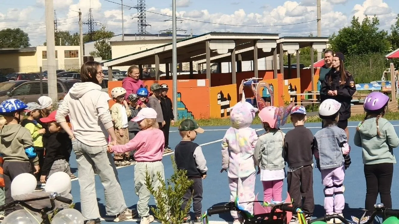 🚲🚲🛴🛴Сегодня в нашем садике слышна музыка. смех детей. крики -ура!!! У нас необычный гость- инспе