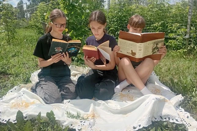 🌳📖 «Чтения на траве» к Дню Пушкина!