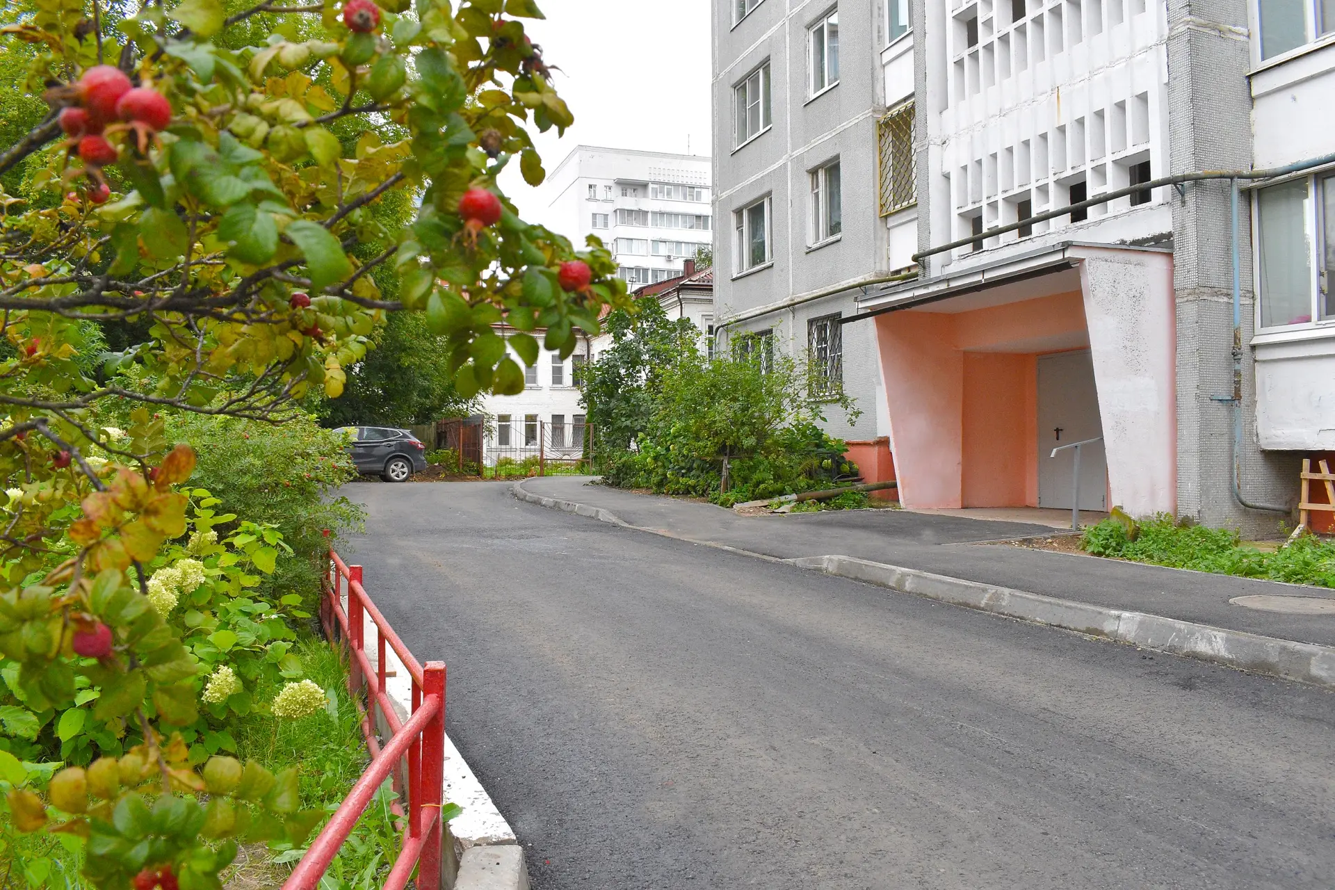 По инициативе жителей в городе благоустраиваются придомовые территории ✅