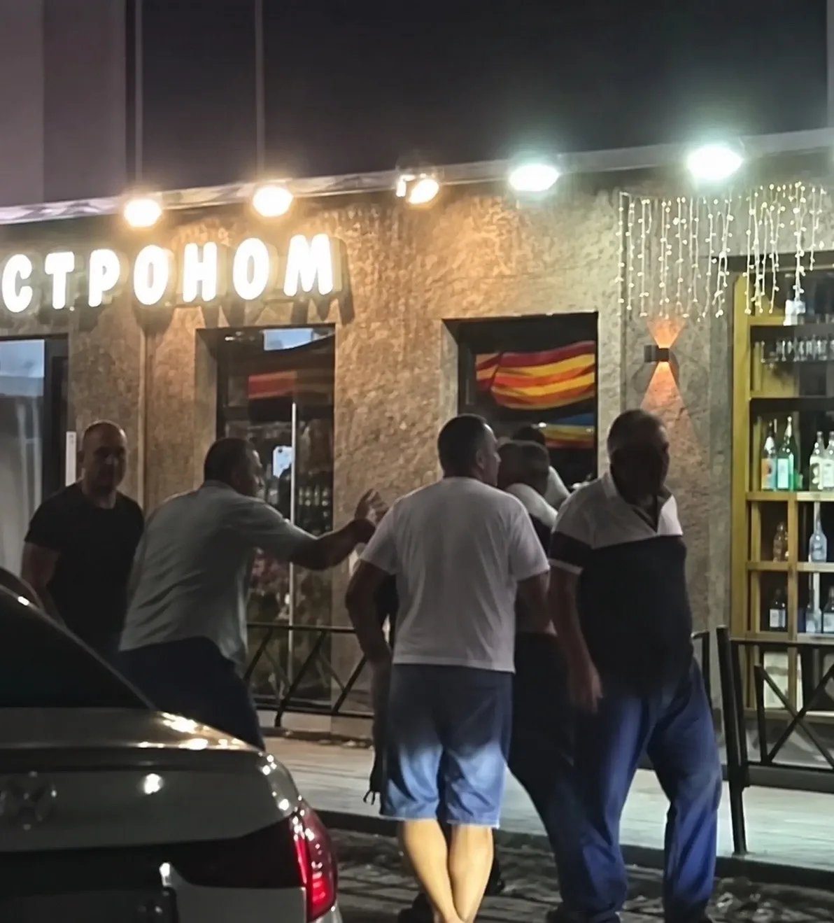 Драка на улице Сочи попала на видео — полиция начала проверку