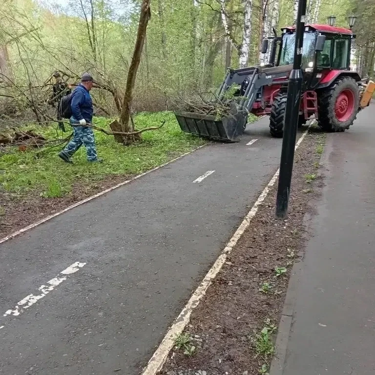 Каждый день в скверах и парках Йошкар-Олы не прекращается работа  В Йошкар-Оле ежедневно трудятся ко