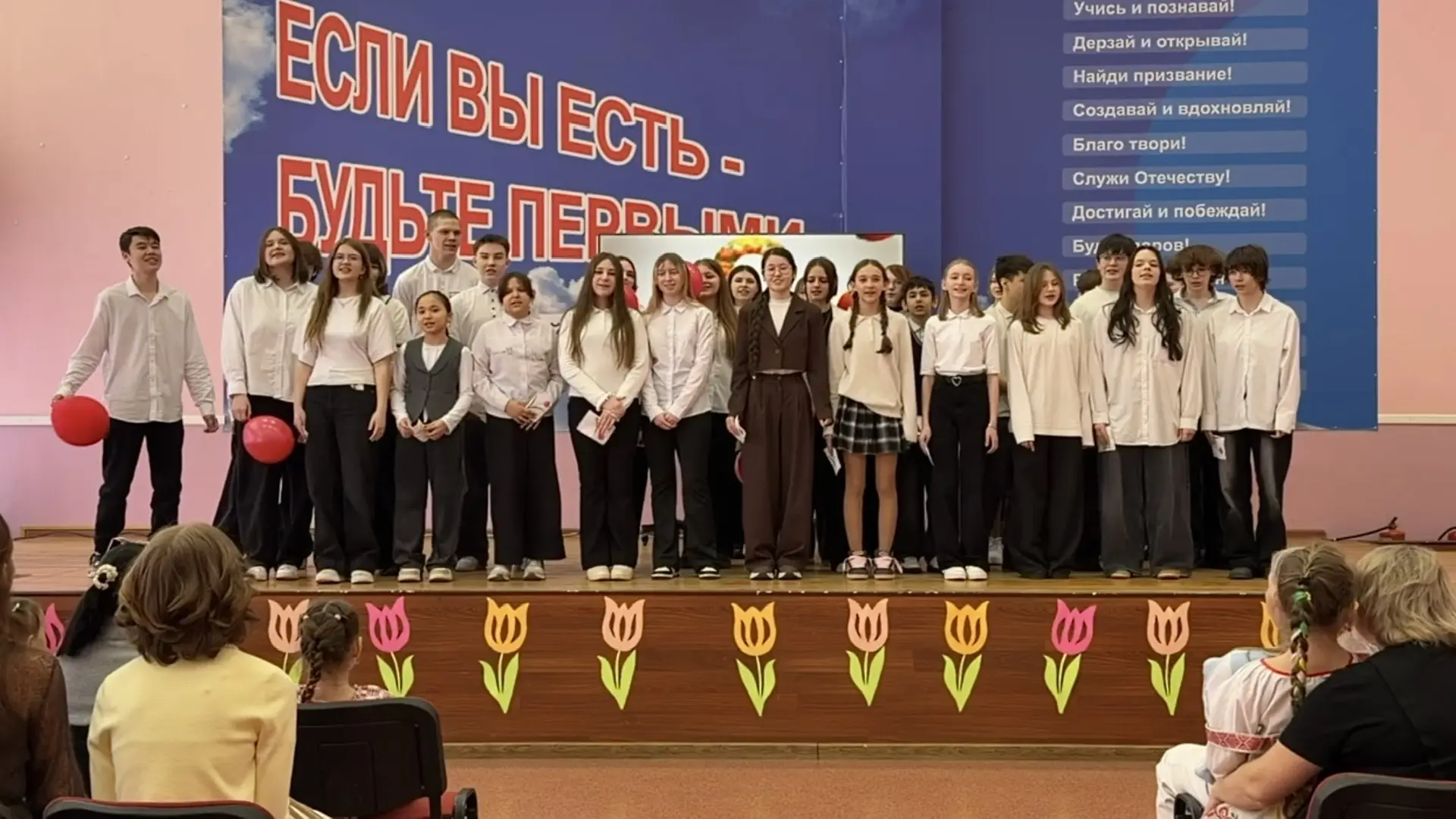 В нашей школе прошёл концерт к 8 Марта 🌸  Этот день получился по-настоящему тёплым, красивым и очень