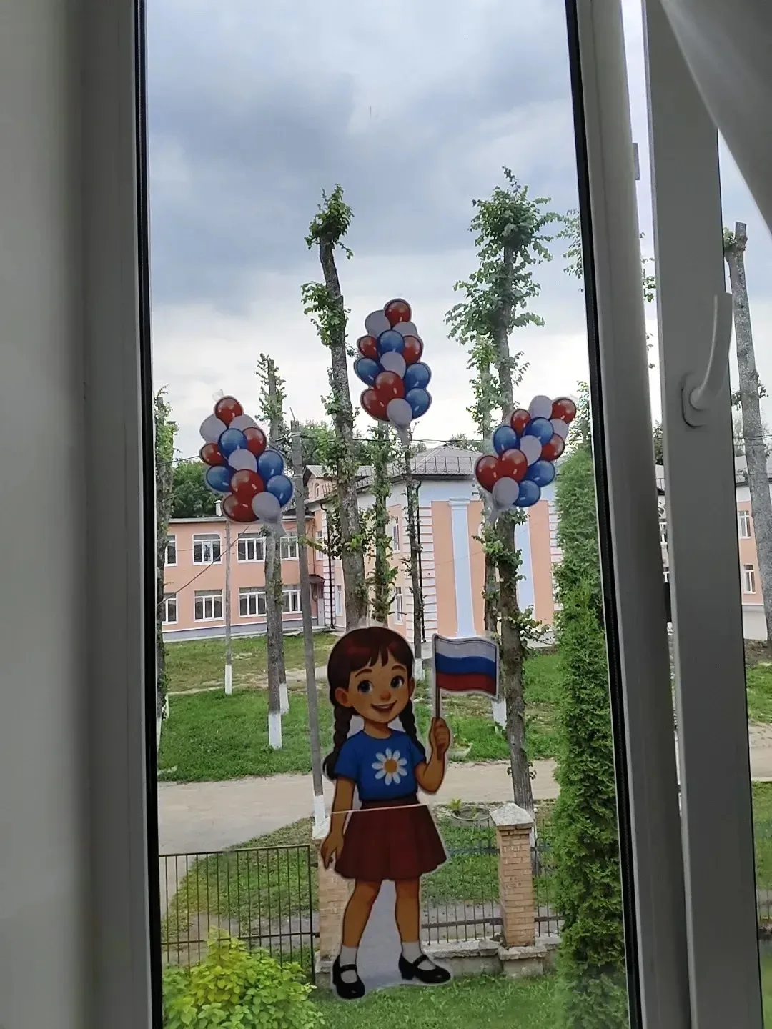 Наши окна — в цветах российского флага! 🇷🇺✨